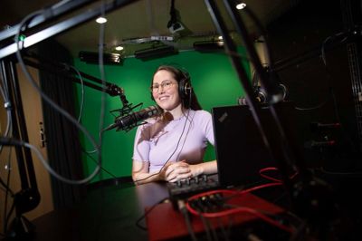 På Silkeborg Bibliotek er der et lydtæt rum kaldet »Medieboxen«. Her optager Caroline Johansen sin podcast »Flugten fra Hamsterhjulet«, hvor hun undersøger, om der er andre måder at leve sit liv på end det gængse arbejdsliv.