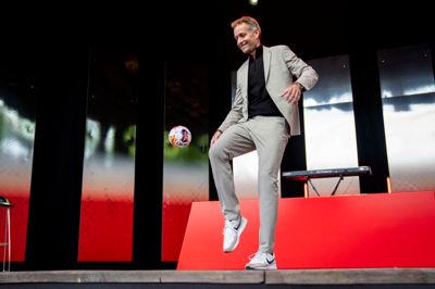 Lettet for hele 15 kilo sparkede Kasper Hjulmand bolde ud til fodboldfans i Tivoli inden det danske herrelandsholds afrejse til fodbold-EM.