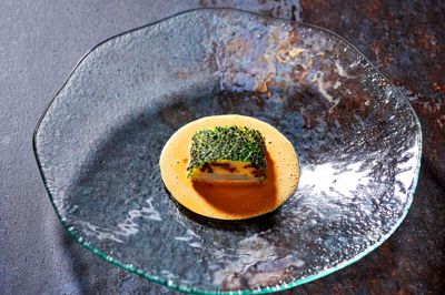 Restaurant Domæne i Gødstrup har blandt andet haft denne ret på menuen. Det er pighvar farseret med morkler og pakket ind i savoykål. Nu kan man købe den aktuelle menu og vinmenu på auktion.