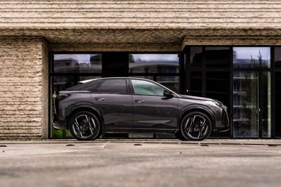 Målt på karosserilængde er E-3008 en af de mindste biler i klassen. Tesla Model Y er mere end 20 centimeter længere. (PR-foto). Pr-Foto/Ritzau Scanpix
