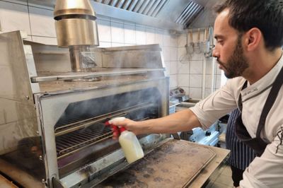 Det er denne grill fra producenten Josper i Spanien, som Yutaka Spisehus har investeret i. Dermed kan restauranten i Fonnesbechsgade give gæsterne oplevelsen af at spise kød og fisk med røgsmag fra grillen. Her sprøjter kokken Joaquim Raurell fra Josper en blanding af vand og olie på grillen for at skabe røg.