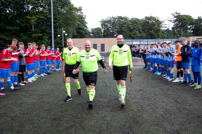 Jesper Meier (i midten) var i godt dommerselskab, da han dømte sin kamp nummer 3000. Til højre Henning Jensen, der var Årets Fodbolddommer i 2011, og til venstre den tidligere FIFA linjedommer Allan Dam. Jubilaren og de to øvrige dommere blev klappet på banen.