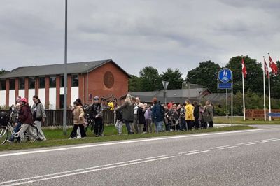 Skoledagen sluttede fredag med at alle børn gik i optog ned til byfestpladsen i Arnborg. Der ventede Tiktok-konkurrencer, tryllekunstner og MGP.