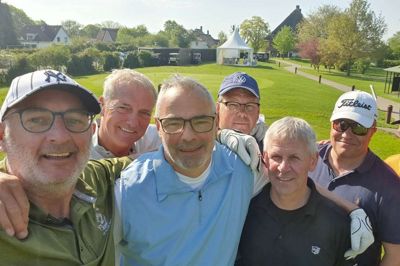 Christian Alstrup (t.v.) er med i et mandenetværk, hvor den fælles interesse for golf bliver dyrket. Nu kaster vennerne sig over en frisk udfordring, hvor de skal gennemføre 100 golfhuller ved Herning Golfklub. Foto: Privatfoto