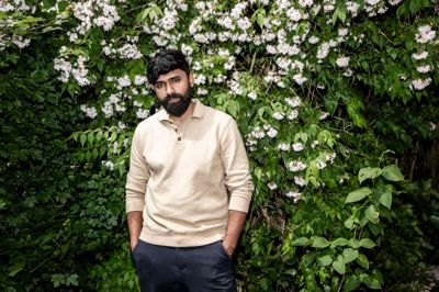 For 12 år siden blev Sajan Yokarajah fra Herning trukket til side af en filminstruktør i Indien, som ville have ham med i en film. Sajan Yokarajah havde aldrig været med i en film før, men han drømte om at blive skuespiller, og han endte med at få hovedrollen i Kollywood-filmen »Yaagan».