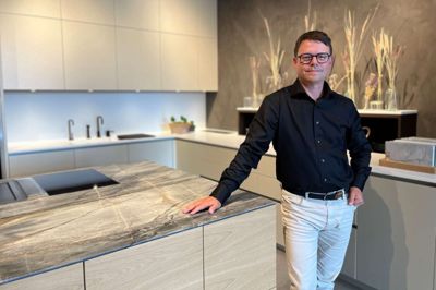 Fra 2002 til 2017 var Jesper Sandfeld ansat hos Multiform. Nu skal han sælge Multiform-køkkener fra en kommende butik i Søndergade 5-7.