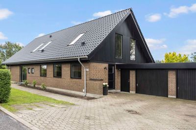 Villaen her finder man for enden af en af stikvejene på Engbjerg i Snejbjerg, så man kommer til at bo helt ugenert i forhold til trafik i lokalområdet. De nuværende ejer har i de senere år gennemrenoveret huset - også udvendigt har huset fået en overhaling, så det tager sig pænt ud.