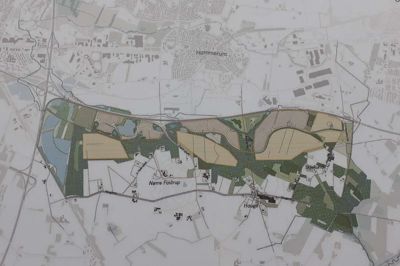 Det ene af tre scenarier til Herning Energibånd. De gule områder er solceller. De skraverede områder er industri. De grønne områder er natur. Scenariet indeholder tre vindmøller på 180 meters højde markeret som cirkler med en prik i midten nord for Hauge. Det andet scenarie er med 11 vindmøller med en totalhøjde på 150 meter i en lige linje fra N.O. Hansens Vej i øst til Fastrupvej i vest.