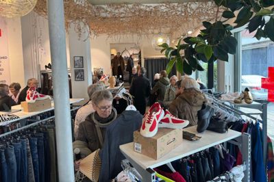Røde Kors indviede butikken i Vildbjerg 8. marts. Snart kommer der en tøjcontainer op ude foran forretningen, så folk også kan aflevere donationer der.