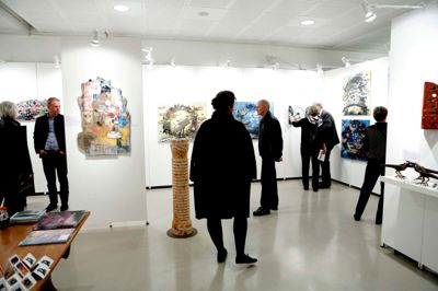 Det er til bred gavn, at virksomheder kan afskrive på køb af original ny kunst, mener dette indlægs skribenter.