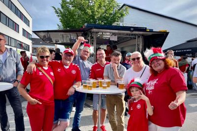 Feststemte og sommerkåde fans vil igen kunne samles om det danske landshold, og hvad der hører med.