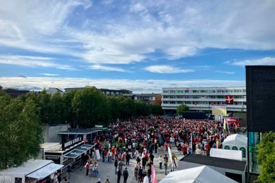 Herningensisk folkefest i stor stil på Kousgaards Plads.