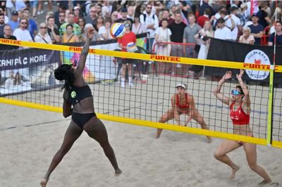Beachvolley var en populær sportsgren at følge under DM-ugen i Aalborg. Fredag skydes de første kampe i gang i Herning. Foto: Lars Møller / Danmarks Idrætsforbund