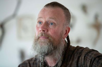 Flemming Sanggaard fik ingen advarsler, inden han for to år siden faldt om foran et stort publikum ved et af sine rovfugleshows. Dog var han et par år tidligere faldet om lige før et show, og når han ser tilbage, er han sikker på, at hans hjerte begyndte at svigte allerede for adskillige år siden.