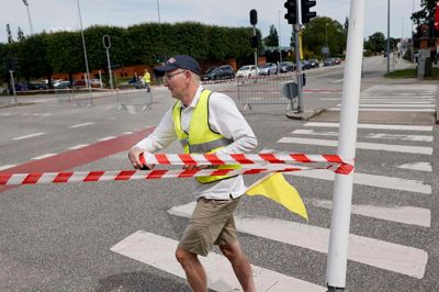 <em id="emphasis">Præcist klokken 13 fredag blev mange veje i Herning midtby spærret. Blandt andet måtte bilister her ved krydset Nørregade/Gl. Landevej/H.P Hansens Vej/Viborgvej lægge deres ruter om.</em>