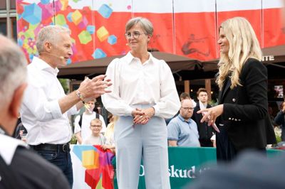 Midt på længdespringsbanen på Torvet i Herning lod DIF-formand Hans Natorp og borgmester Dorte West (V) sig interviewe af tv-vært Heidi Frederikke Sigdal (t.h.).