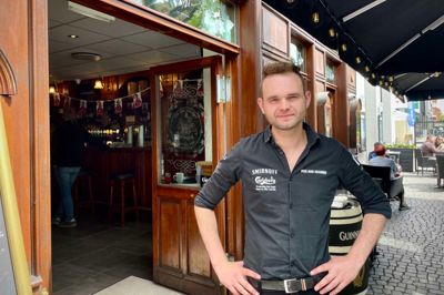- Nu er Herning ikke kendt for turister, så det er fedt at få nogle folk udefra, mener Jesper Madsen, bestyrer af Fox and Hounds.