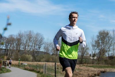 Jesper Faurschou fra Herning stiller op i 5000 meter løb til DM-ugen, som foregår i Herning midtby lørdag eftermiddag.