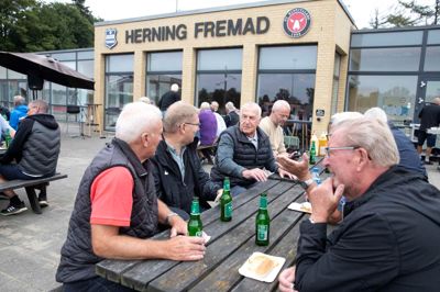 Der er masser af aktiviteter for både små og store fodboldspillere i og omkring Herning Fremads klubhus, så der er brug for flere kvadratmeter.