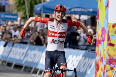 Cykelrytteren Mattias Skjelmose skal forsøge at genvinde DM-guld, når der køres linjeløb i Herning søndag.