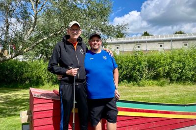70-årige Preben Skov og hans søn, 38-årige Jannick Hornbek Skov, er til DM i minigolf sammen - dog i forskellige kategorier