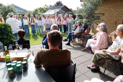 Lone Skytte havde inviteret naboerne til mini-koncert og sankthansaftens-hygge i haven ved privaten på Liselundvej i Tjørring, og det samlede omkring 20 til en unik oplevelse.