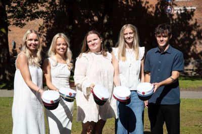 Størst eller mindst - begge dele koster øl til klassekammeraterne. Mandag formiddag udklækkedes de første fem studenter fra Ikast-Brande Gymnasium: fra venstre Dicte Grundal, Ikast; Maja Hvilshøj Liin, Ejstrupholm; Maria Stræde Palmelund, Brande; Karoline Hedegaard Horshauge, Ikast; og Marcus Nielsen, Gjellerup.