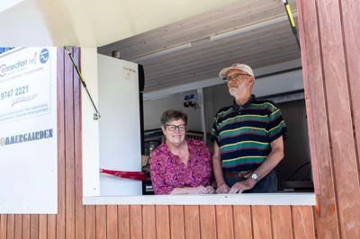Vildbjerg Cup har i år fået en ekstra lang madvogn med plads til pølser, is, kanelsnegle, kaffe og is. Vognen er 13 meter lang. Karsten Rasmussen har omsat Jytte Tønnesens mange ideer, så vognen har skuffer, hylder, borde og køkkenmaskiner. Alt er boltet fast, for vognen skal transporteres hen til fodboldbanerne og retur.
