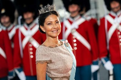 Grevinde Alexandra strålede, da hun var med til at fejre sin tidligere svigermors 50-årsjubilæum som dronning. Knap så festligt var det, da hun opdagede, at hendes kæreste så flere andre ved siden af hende.