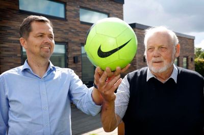 Heine Pedersen (t.v.) og Bjarne Barslund har i 10 år haft vagt sammen under Kibæk Cup. Det har de også i år, og de tidligere naboer hygger sig i hinandens selskab.