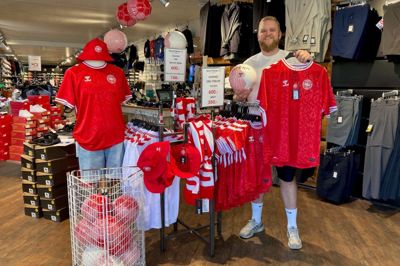 De officielle EM-trøjer har både kunnet fås i en rød og en hvid udgave. Det er den røde landsholdstrøje, Sportigan i Vildbjerg har solgt flest af. På billedet ses Emil Hansen med udvalget, inden EM begyndte.