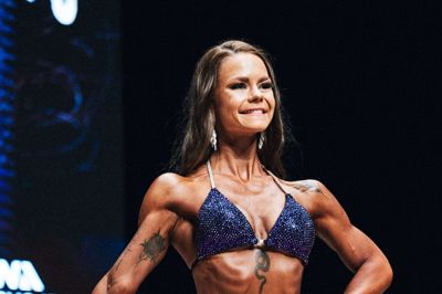 Lykke Ditmer-Kristensen stod helt skarpt i glimmerbikini, stilletter og med en hel mørk spraytan til DM, hvor hun vandt guld i sin højdeklasse. Foto: Naturlig Atlet