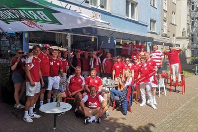 En busfuld glade fodboldfans i Dortmund, blandt andet 18 fra Vildbjerg.