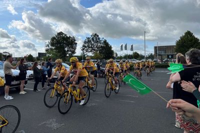 Det blæste lidt, men ellers var det vist fint vejr at cykle til Paris i. Lørdag drog de 51 ryttere i Team Rynkeby Midt-Vest af sted fra Bilkas parkeringsplads.