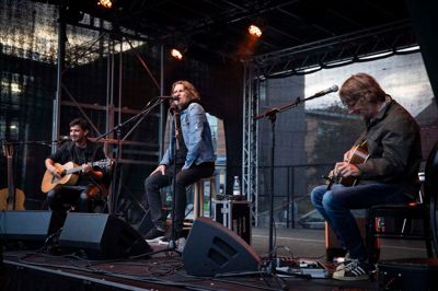 Fredag aftens koncert med Sko & Torp var arrangeret af Herning Cityforening, som kan være svært tilfreds med arrangementet. Musikken var god, og Torvet var fyldt. Så gjorde det knap så meget, at vejret var til den kølige side.