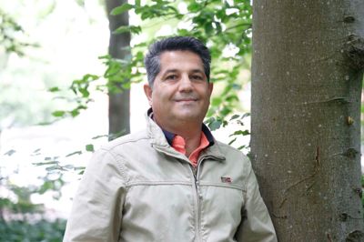 Ali Reza Bayazidi blev i 2015 smuglet ud af Iran for at undgå landets hemmelige politi, fortæller han. Via Tyrkiet kom han til Grækenland, inden han endte i Danmark.