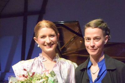 Der var blomster og hæder til såvel komponist Kirstine Lindemann og sopran Louise McClelland Jakobsen (t.v.) efter uropførelsen på Nørre Vosborg sammen med Ensemble Midtvest. Foto: Vagn Buch-Pedersen