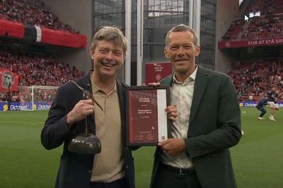 Jon Dahl Tomasson med Palle Mernilds skulptur. Den blev overrakt af DBU-direktør Erik Brøgger Rasmussen, som mange husker fra corona-tiden. Foto fra TV2