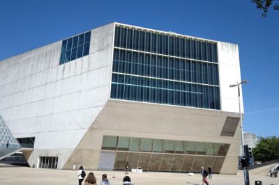 Casa de Musica, et musikhus tegnet af hollandske Rem Koolhaas, ser imponerende ud udefra, men er lidt kedeligt indvendigt.