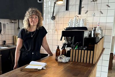 Luise Farcinsen, indehaver af garncaféen »Yarnloving« i Herning, har flyttet hele forretningen til den tidligere café »Det Gamle Bageri« på Fur i hele juli. Foto: Privatfoto