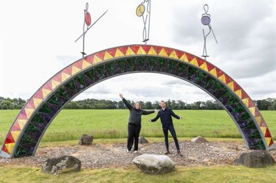 Sommerpatruljen blev budt velkommen til Drantum af den fantastiske byport »Bifrost«, som er skabt af den lokale kunstner Aksel Kror. Her er det journalist Merete Riis Jensen og egnsredaktør Mikkel Korsgaard Christensen, der viser deres begejstring over kunstværket.