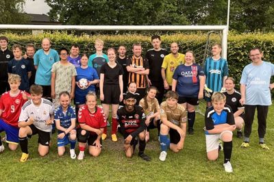 Fællesfoto fra sæsonens sidste træning for unge og voksne i Hammerum IF Specialfodbold.