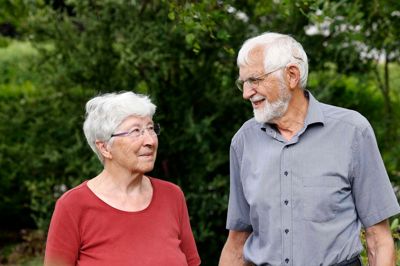 Ægteparret Gerda og Aage Langgaard kan i dag, 4. juli, fejre, at de har været gift i 60 år. Festen holdes hjemme i haven, hvor børnene har rejst et telt. Det er ikke mere end to år siden, at de flyttede fra Vesthimmerland til Aulum. De bor nu i et parcelhus på Bygvej, hvor de har en stor have og et drivhus. Aage Langgaard har også sit eget trædrejningsværksted.