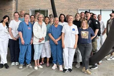 Det nyuddannede hold af serviceassistenter ved indgangen til Regionshospitalet Gødstrup.