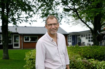 Asbjørn Lyby, forstander på Sdr. Feldings Efterskole, glæder sig over at gå på sommerferie med beskeden om, at efterskolen har formået at løfte eleverne i gennemsnit en halv karakter højere, end man skulle forvente.