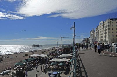 Brighton med strande, badehoteller, forlystelser og barer er et yndet rejsemål for mange englændere. Sommeren er som regel lun uden at blive hed. Foto: Reinhard Kaufhold/Ritzau Scanpix