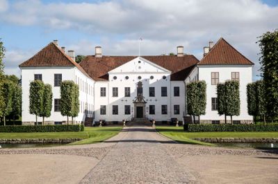 I historiebøgerne optræder Clausholm Slot allerede i begyndelsen af 1300-tallet. Dengang bestod Clausholm af et firefløjet gårdanlæg på en holm omgivet af voldgrave. Da storkansler Conrad Greve Reventlow overtog stedet i 1690’erne, var bygningerne så utidssvarende, at han rev dem ned. I stedet opførte han den trefløjede bygning i to etager, som vi kan se i dag.