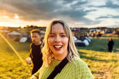 Katrine Haugaard arbejder til hverdag med musik som ansat på Fermaten i Herning, og hun var igen år på Roskilde Festival, hvor billedet her er taget, inden campingområdet blev omdannet til mudderpøl. Foto: Privatfoto