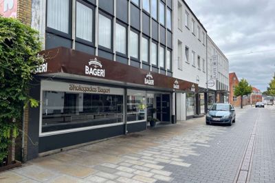 Flere kunder hos Skolegades Bageri har fået afgifter for at holde i Herning City Hotels baggård, hvor udefrakommende bilister ikke længere må holde. Bageriet ønsker sig tidsbegrænset parkering på de to pladser foran butikken, som nogle gange er optaget af de samme biler hele dagen.