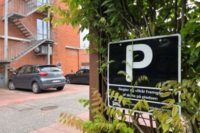 Som bilist kan man opleve, at man får tilsendt en p-bøde via E-Boks. Det skyldes, at parkeringsselskaber kan søge om adgang til Motorregistret.